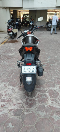 White/black Hero Xtreme 160R BS6