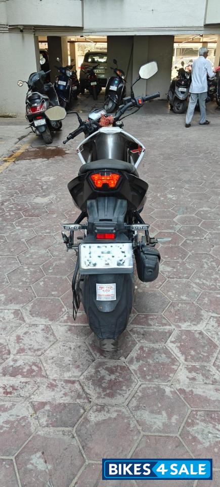 White/black Hero Xtreme 160R BS6