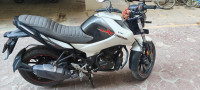 White/black Hero Xtreme 160R BS6