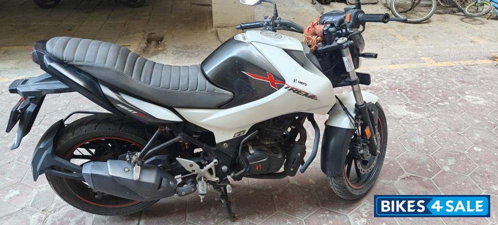 White/black Hero Xtreme 160R BS6