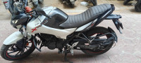 White/black Hero Xtreme 160R BS6