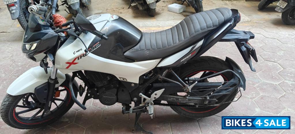 White/black Hero Xtreme 160R BS6