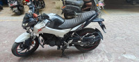 White/black Hero Xtreme 160R BS6