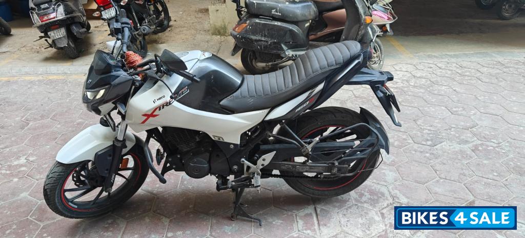 White/black Hero Xtreme 160R BS6