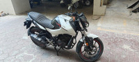 White/black Hero Xtreme 160R BS6