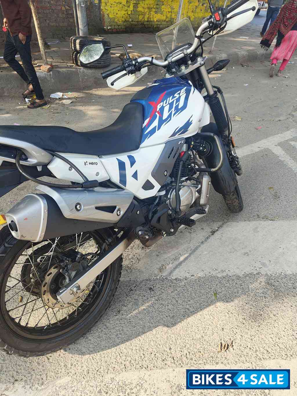 White Hero Xpulse 200 4V