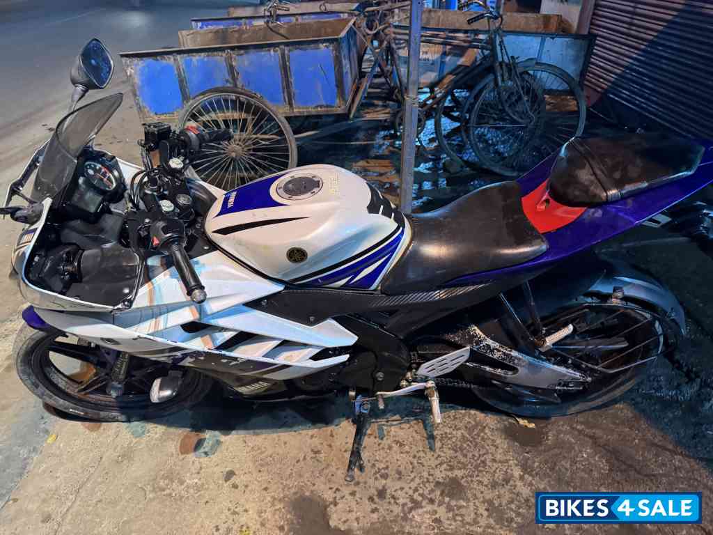 Blue White Yamaha YZF R15