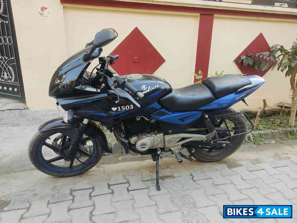 Blue Bajaj Pulsar 220F