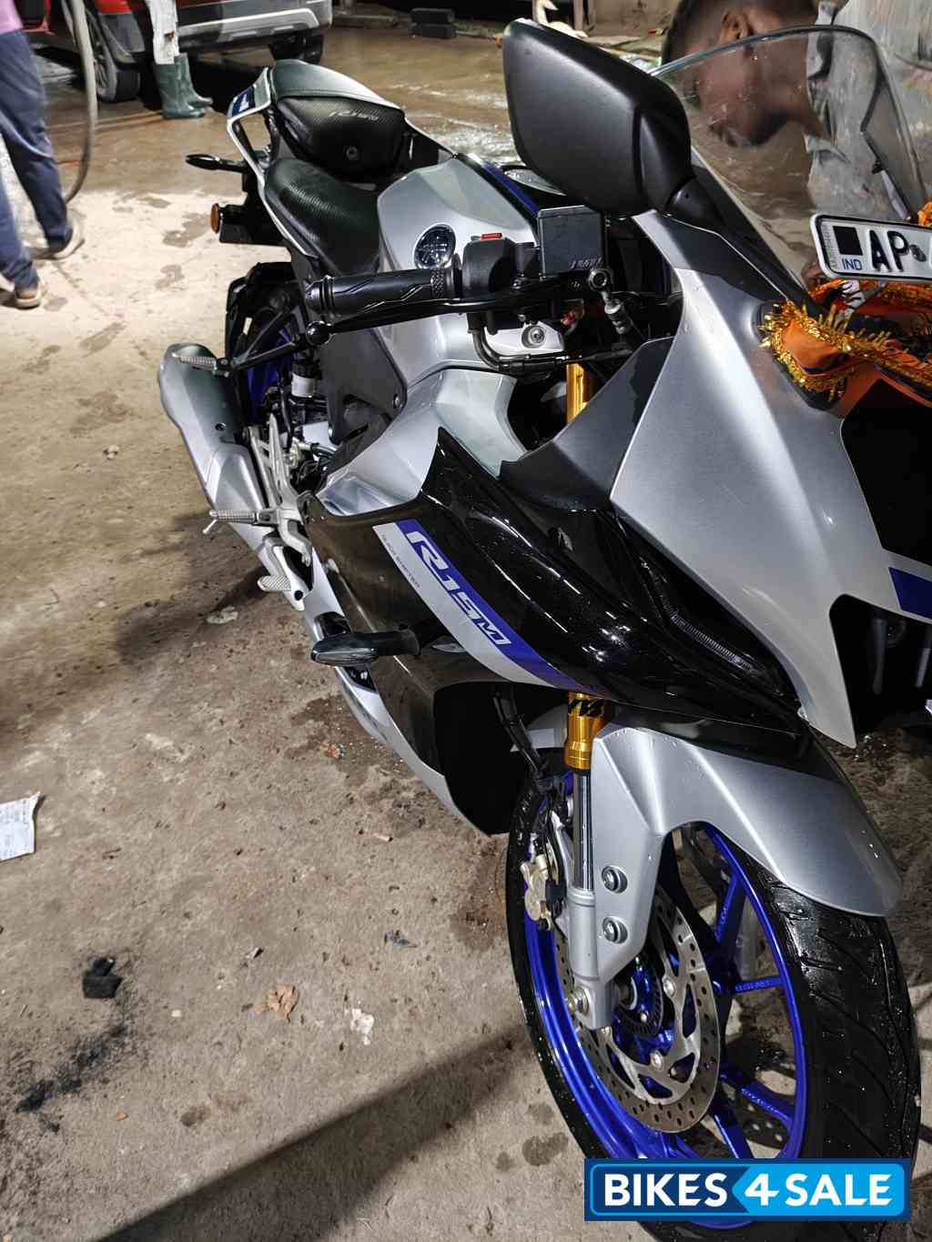 Metallic White Yamaha R15M