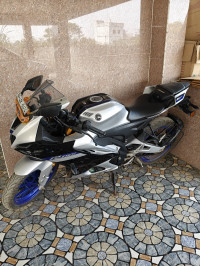 Metallic White Yamaha R15M