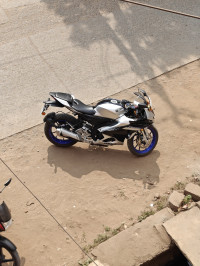 Metallic White Yamaha R15M