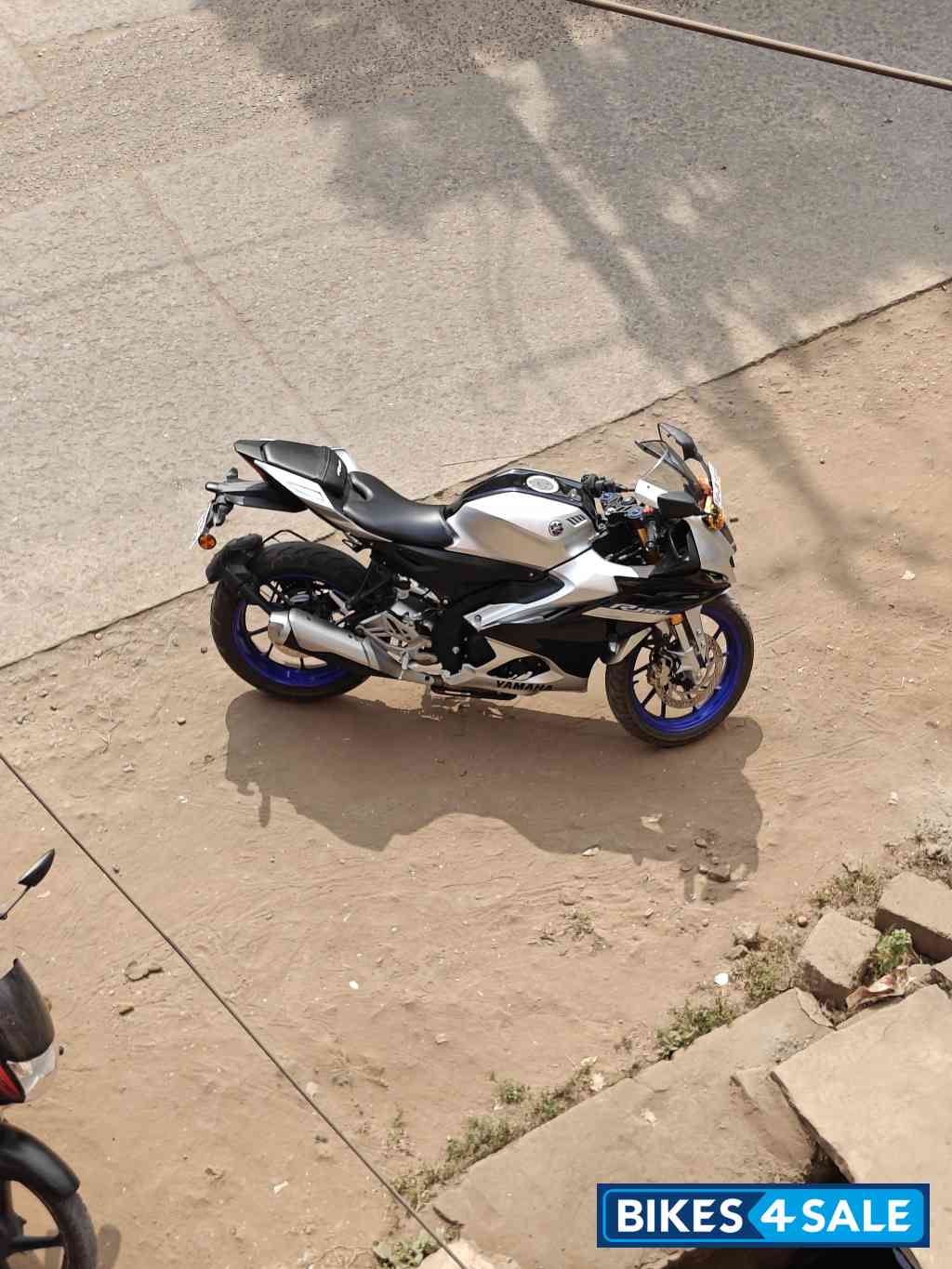 Metallic White Yamaha R15M
