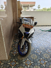 Metallic White Yamaha R15M