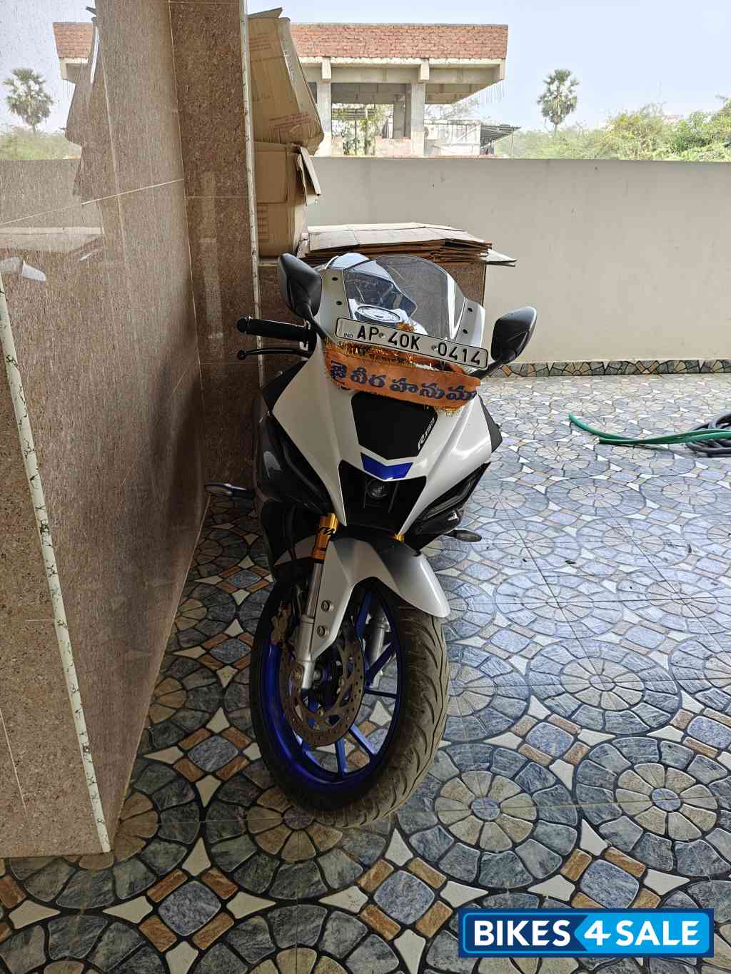 Metallic White Yamaha R15M