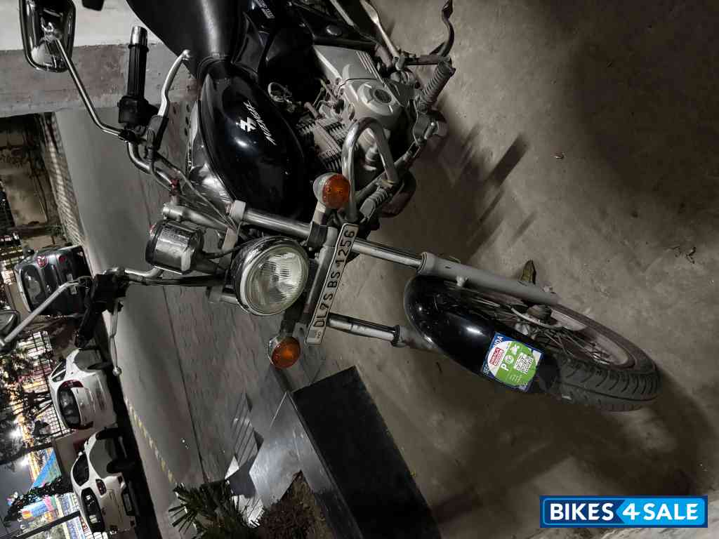 Black Bajaj Avenger 220 DTS-i