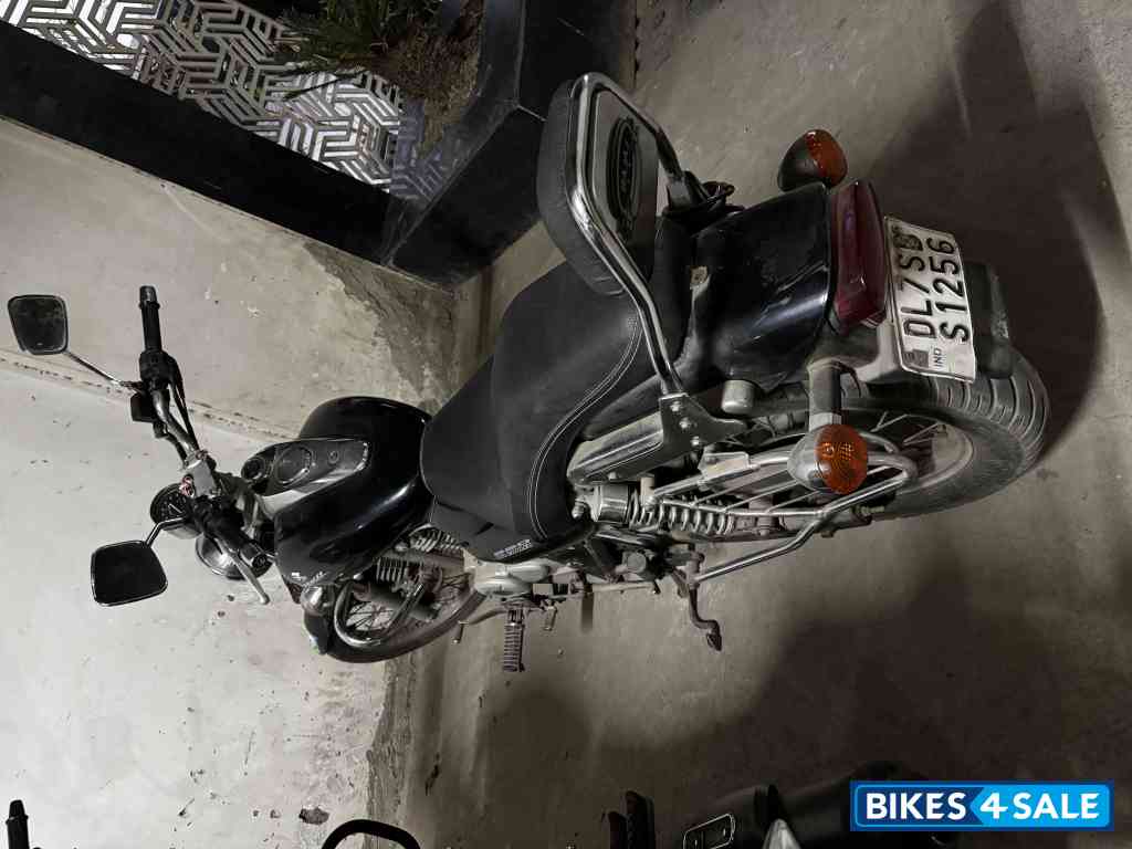 Black Bajaj Avenger 220 DTS-i