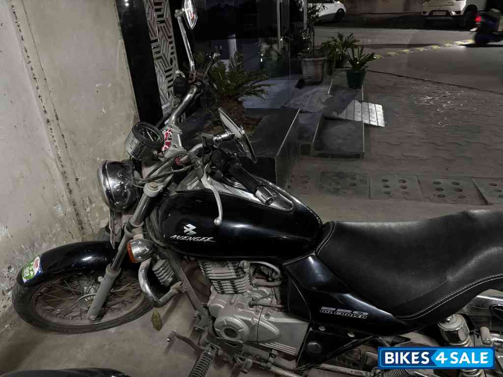 Black Bajaj Avenger 220 DTS-i