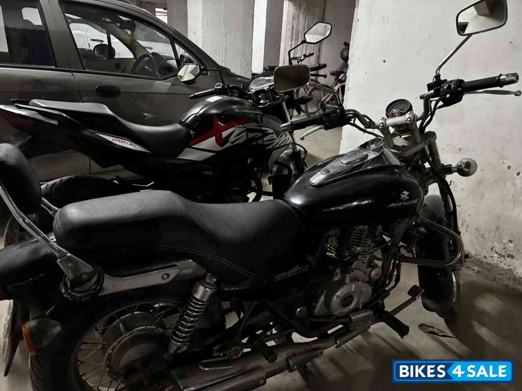 Black Bajaj Avenger 220 DTS-i