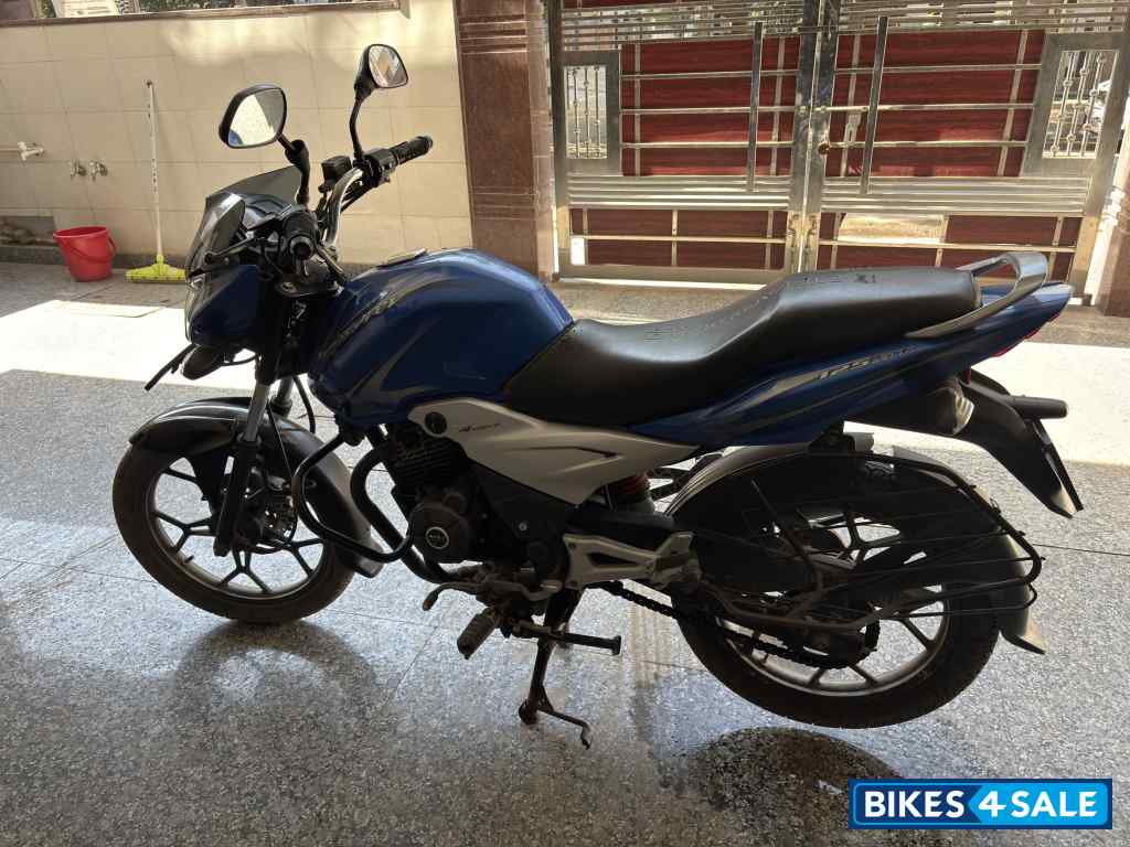 Blue Bajaj Discover 125 ST Blue Bajaj Discover 125 ST