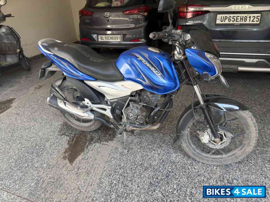 Blue Bajaj Discover 125 ST Blue Bajaj Discover 125 ST
