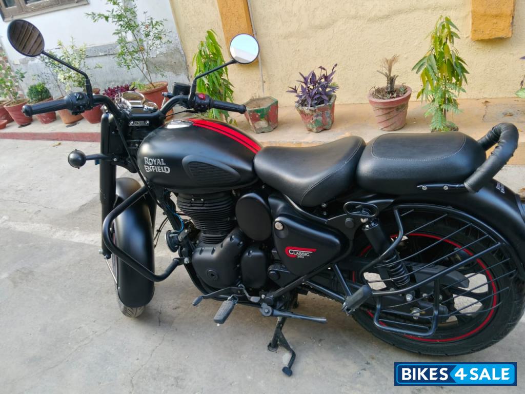 Black Stealth Royal Enfield Classic 350 2024