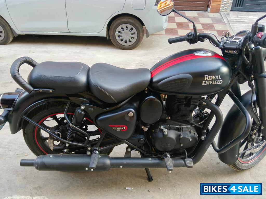 Black Stealth Royal Enfield Classic 350 2024