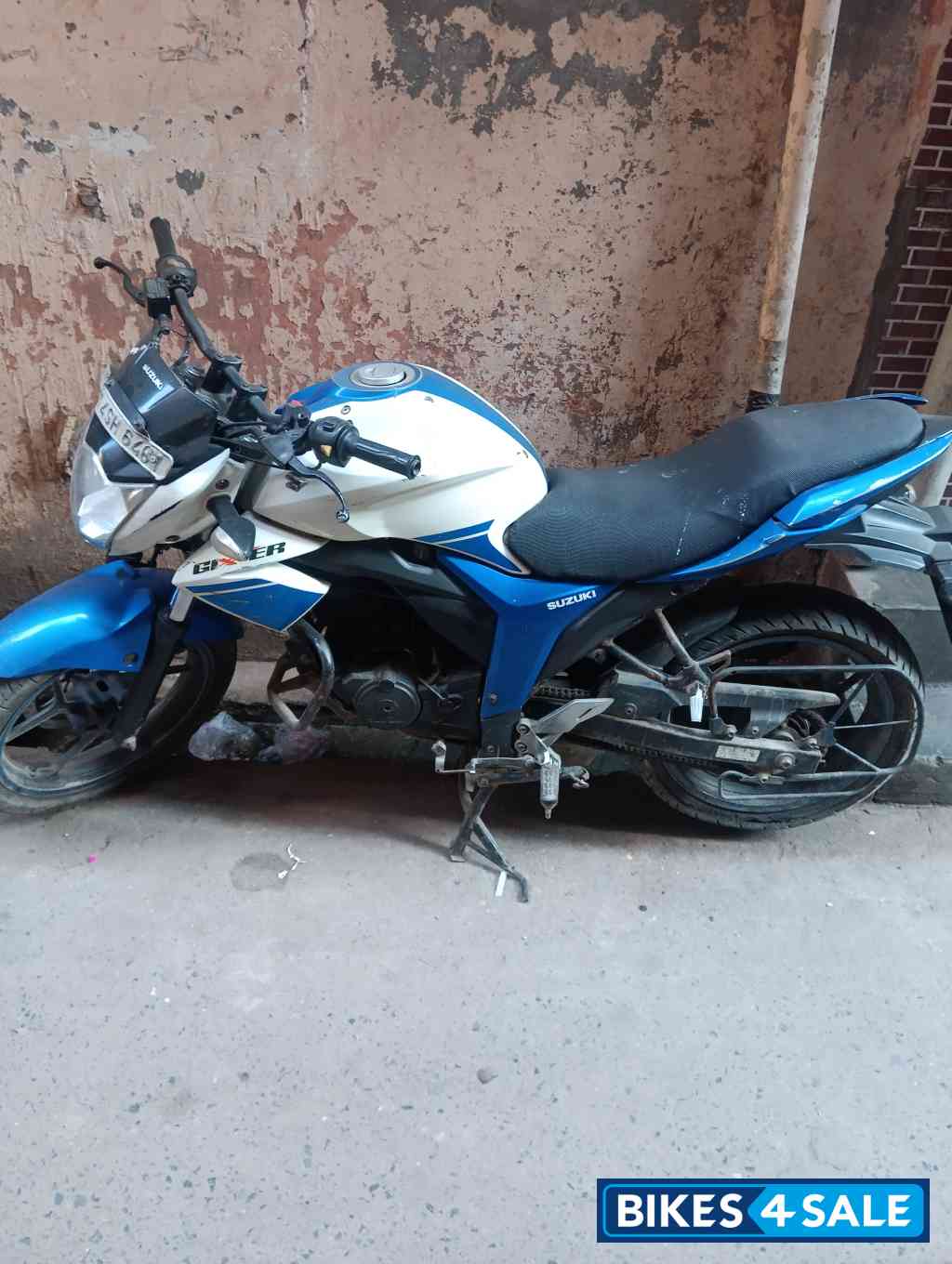White And Blue Suzuki Gixxer 150