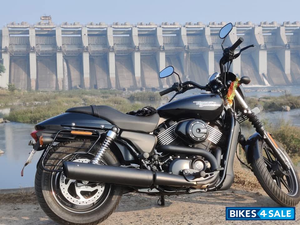 Black Harley Davidson Street 750