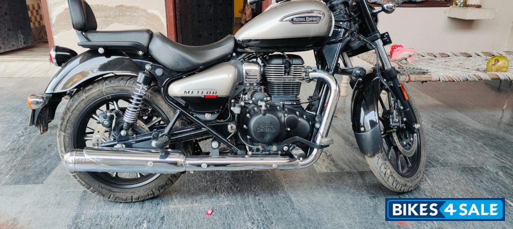 Silver Royal Enfield Meteor 350 Supernova Silver Royal Enfield Meteor 350 Supernova