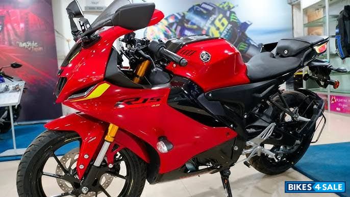 Red Yamaha R15 V4