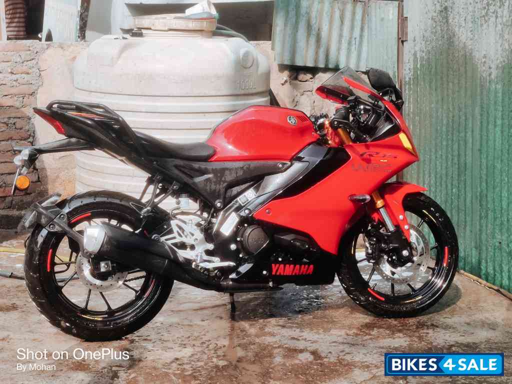 Red Yamaha R15 V4