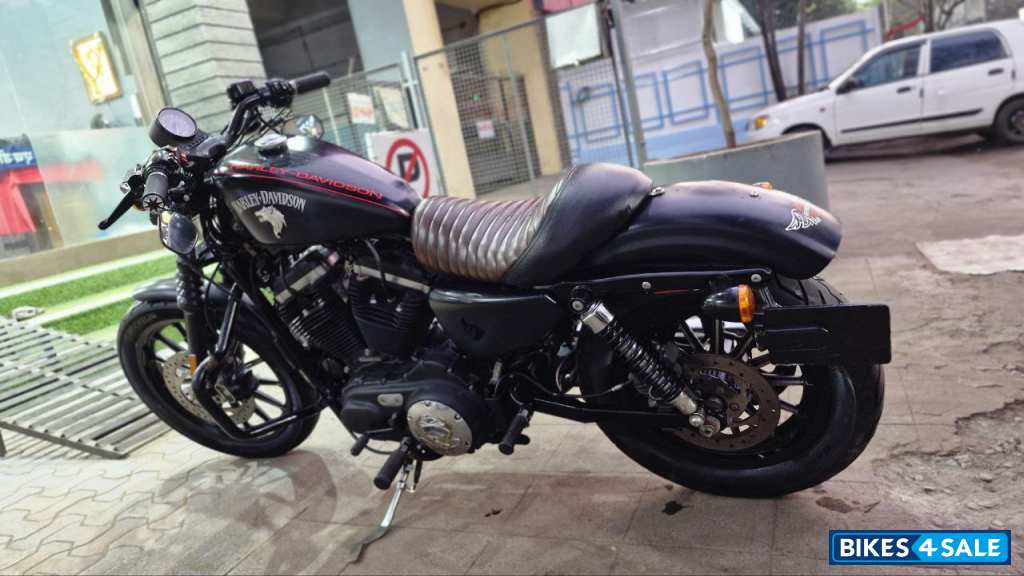 Black Harley Davidson Iron 883