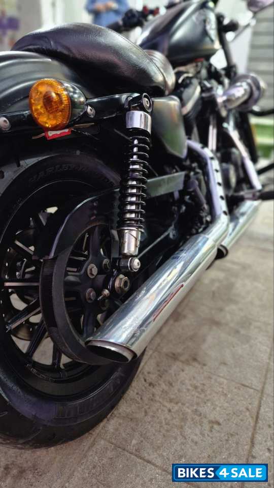 Black Harley Davidson Iron 883