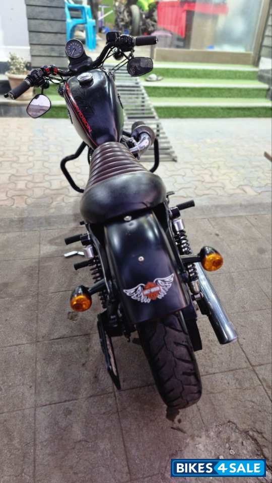 Black Harley Davidson Iron 883