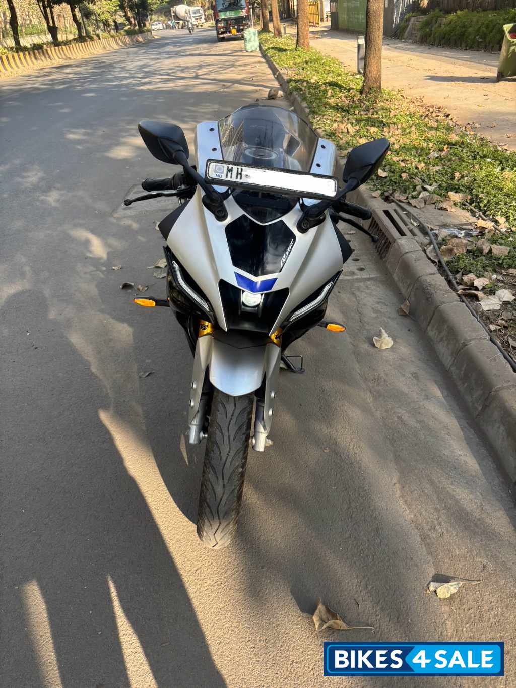 Silver Metallic Grey Yamaha R15M Icon Performance