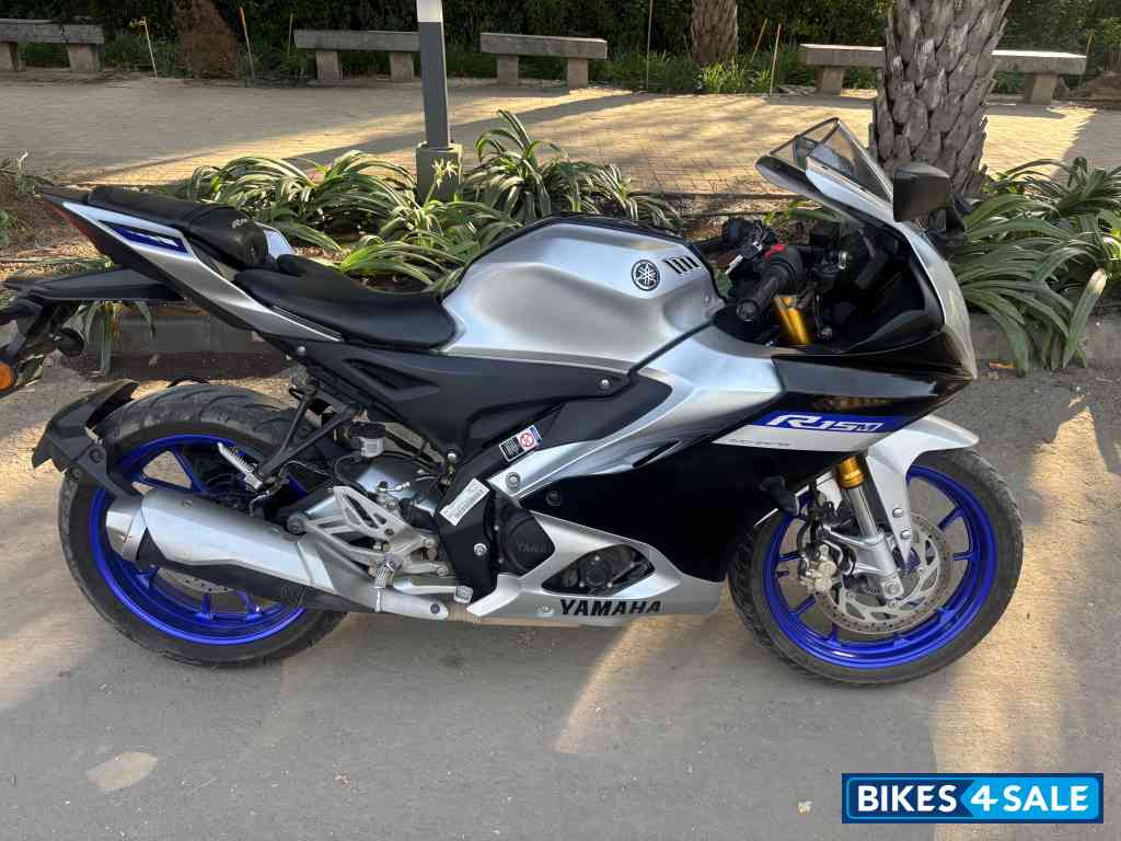 Silver Metallic Grey Yamaha R15M Icon Performance