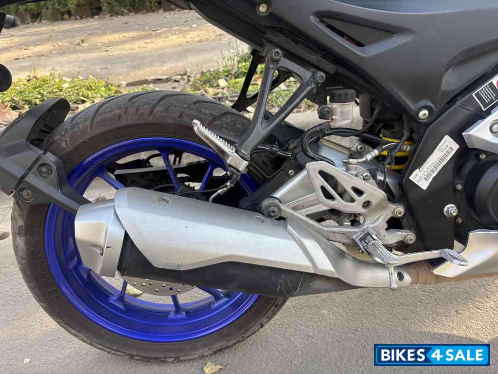 Silver Metallic Grey Yamaha R15M Icon Performance