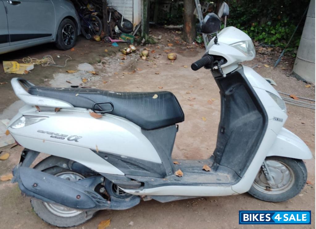 Milky White Yamaha Alpha