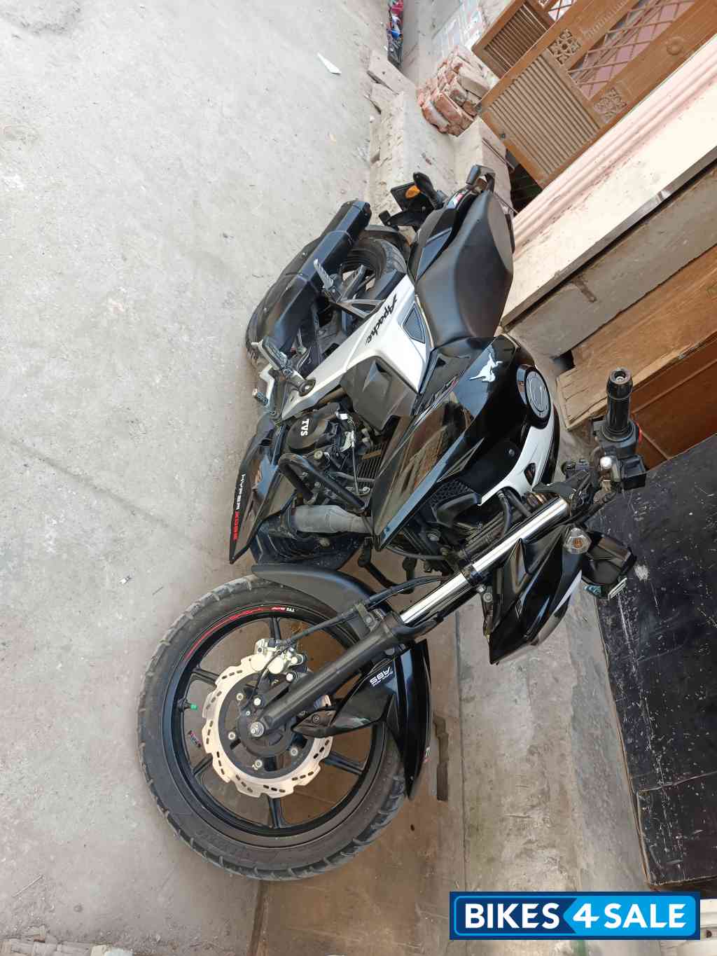 TVS Apache RTR 160 4V