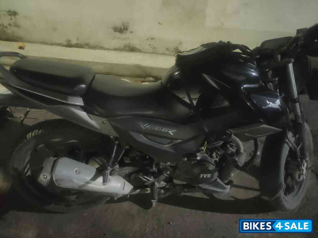 Black TVS Raider 125