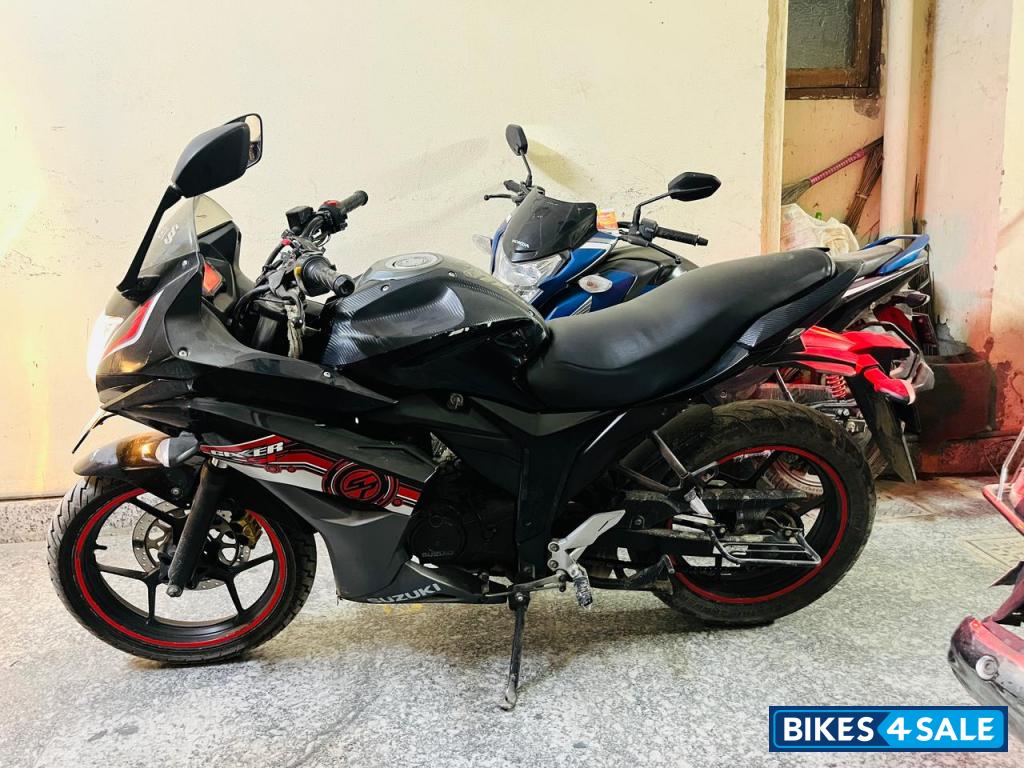 Black Suzuki Gixxer SF