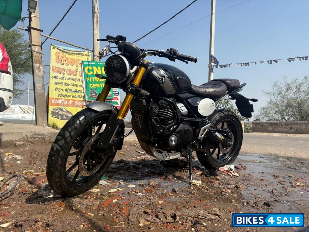 Black Triumph Scrambler 400 X
