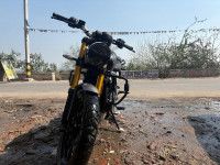 Black Triumph Scrambler 400 X