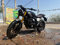 Black Triumph Scrambler 400 X
