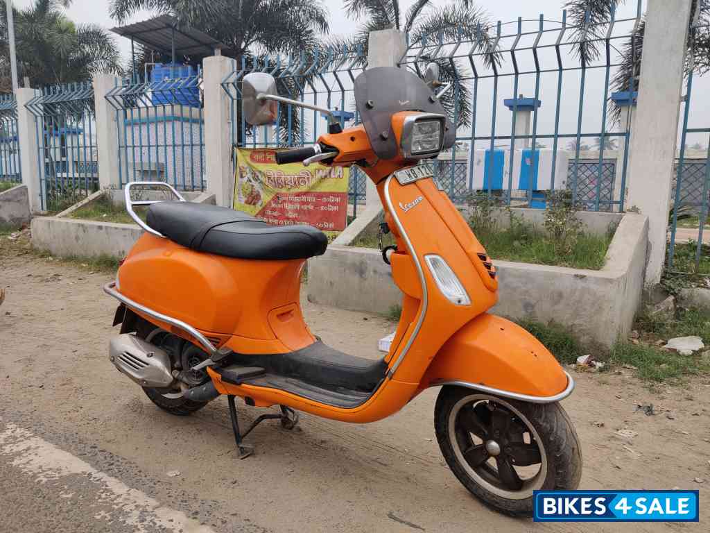 Orange Vespa SXL 125 BS6