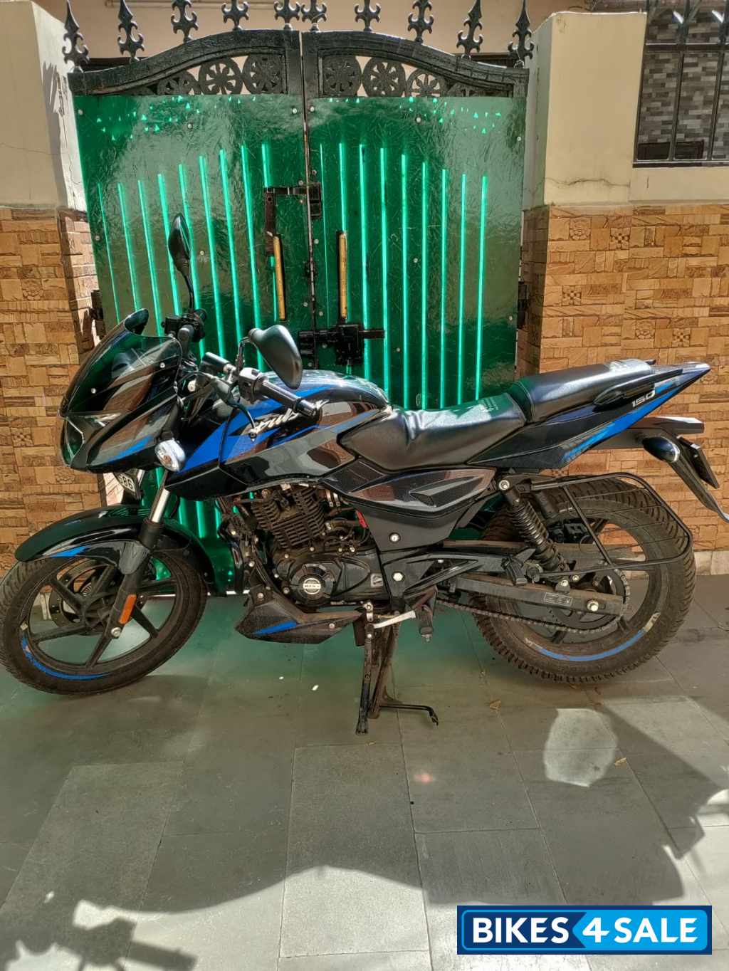 Black Bajaj Pulsar 150
