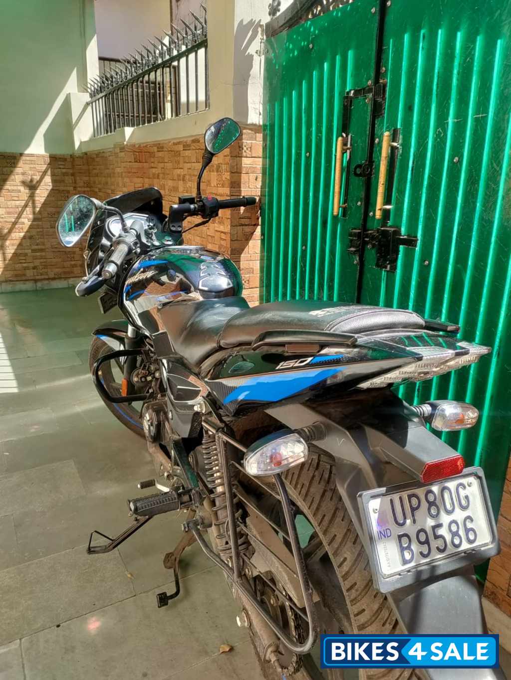 Black Bajaj Pulsar 150