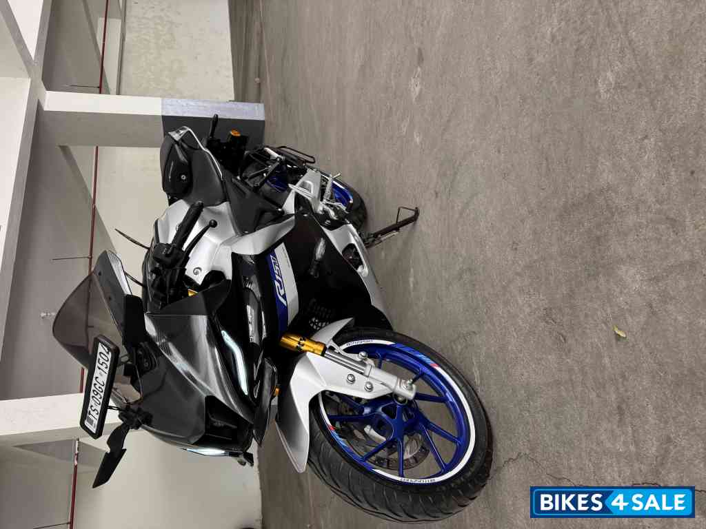 Metallic Silver Yamaha R15M