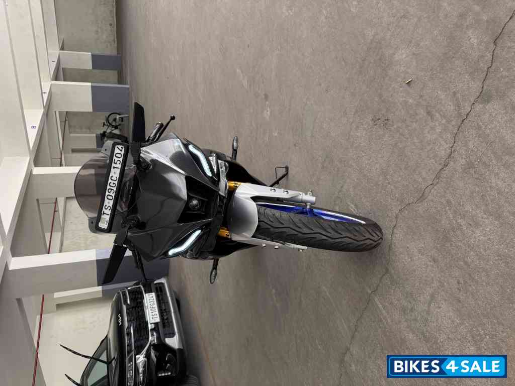 Metallic Silver Yamaha R15M