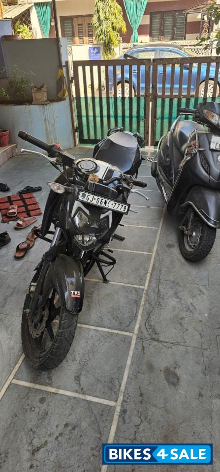 Black TVS Apache RTR 160 4V